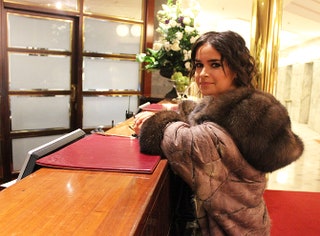 Мирослава Дума в холле отеля  «Гранд Отель Европа».