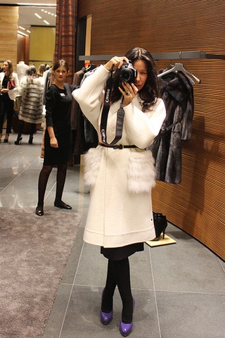 Ирина Чайковская с двумя обновками — белым пальто Fendi и профессиональной камерой.