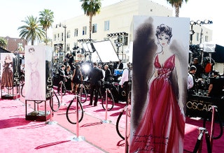 Организаторы церемонии украсили красную дорожку эскизами платьев в которых кинодивы появлялись на «Оскаре» в прошлые годы.