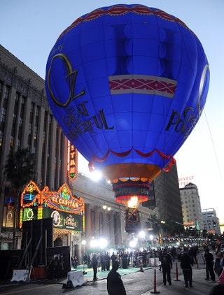 Воздушный шар перед El Capitan Theatre.