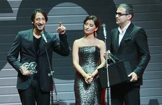Образец грузиноармянской дружбы Софико Шеварднадзе и Гарик Мартиросян вручают награду Эдриану Броуди.