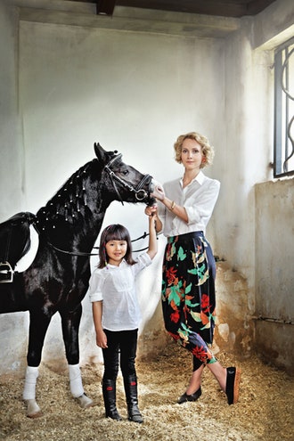 Ольга Карпуть с дочерью Соней и их конь Хиля