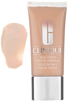 StayMatte OilFree Makeup от Clinique помогает коже оставаться матовой обеспечивает равномерное покрытие