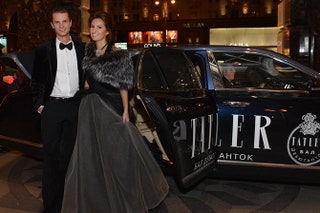 Наталья Голубович и ее брат Аркадий рядом с классический Bentley Mulsanne.