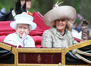 Королева Елизавета и Камилла ПаркерБоулз  в карете.