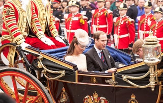 Кейт Миддлтон и принц Уильям в карете.