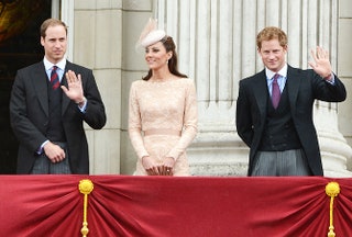 Принц Уильям Кейт Миддлтон и принц Гарри на балконе  Букингемского дворца.