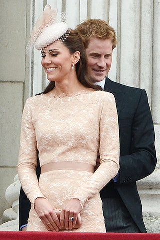 Кейт Миддлтон и принц Гарри на балконе  Букингемского дворца.