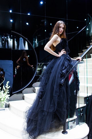 Модель в платье Vera Wang.