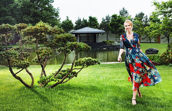 Фотограф Илона Столье в своем саду по РублевоУспенскому шоссе. На Илоне шелковое платье Alexander Terekhov