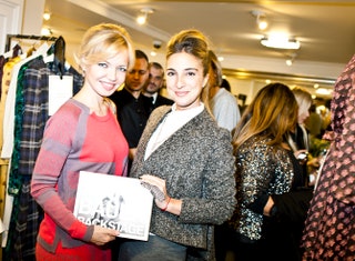 Анна Андронова и Соня Гайдамак с фотоальбомом Анны Бауэр.