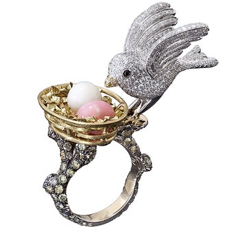 Кольцо «Птичка» золото бриллианты жемчуг молочнобелого и розового оттенка