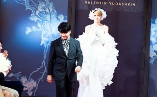 Валентин Юдашкин и Ксения Сухинова в финале показа.