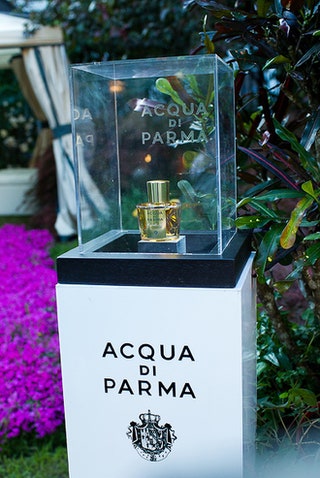 Флакон Aqua di Parma в саду.