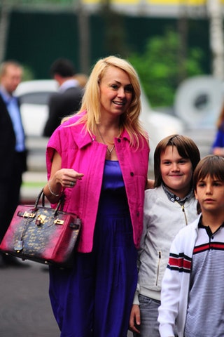 Яна Рудковская с детьми.