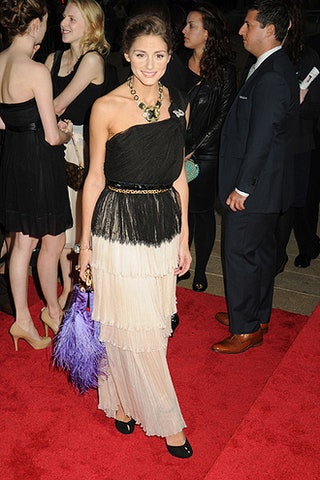 Оливия Палермо в платье Christian Dior с сумкой Valentino.