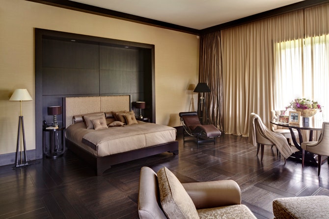Спальня Илоны — уютный «номер люкс» с гардеробной камином и ванной