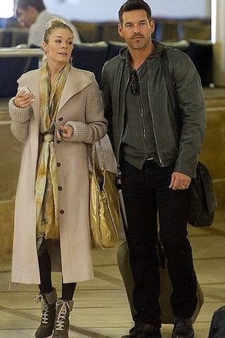 ЛиЭнн Раймс в пальто ViktorRolf и с сумкой  Stella McCartney.
