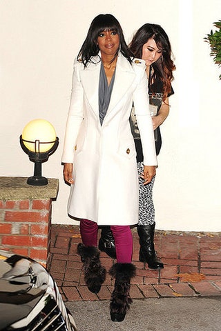Келли Роуленд в пальто Versace.