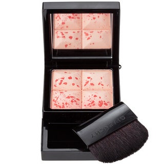 Компактные румяна Le Prisme Blush Bucolique освежают лицо оставляя ощущение бархатистой кожи.