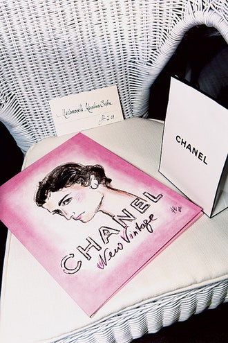 Соломенное кресло на показе коллекции New Vintage Chanel Haute Couture