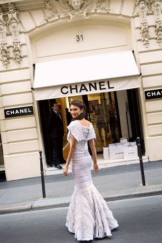 У входа в бутик Chanel на рю Камбон в платье Chanel Haute Couture