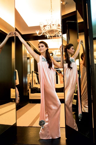 В ателье на рю Камбон в платье Chanel Haute Couture