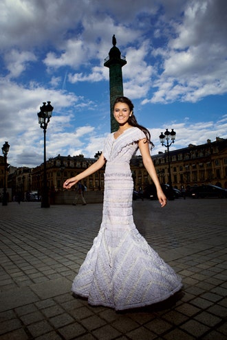 Студентка истфака МГУ Каролина Сафина на Вандомской площади в платье Chanel Haute Couture