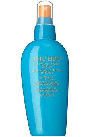 Солнцезащитный спрей Sun Protection SPF 15 от Shiseido можно использовать для лица тела и волос .