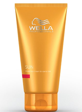 Крем Sun Protection Cream от Wella Professionals защищает волосы не только от ультрафиолетового излучения но и от...