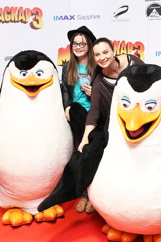 Екатерина Стриженова с дочерью и пингвинами.