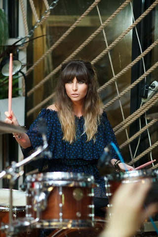 Юлия Калманович сыграла для гостей на барабанах.