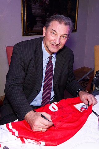 Владислав Третьяк подписывает свой лот.