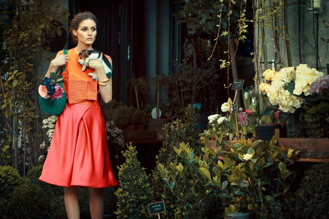 В шелковом платье Giorgio Armani с кожаной сумкой Louis Vuitton