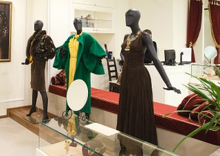 На манекенах коричневое платье мадам Гре зеленое пальто Pierre Cardin и кутюрный наряд Yves Saint Laurent.