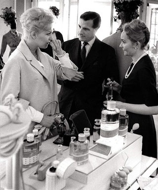 Ким Новак выбирает ароматы Dior на avenue Montaigne .