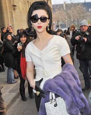 В Christian Dior с сумкой Lady Dior.