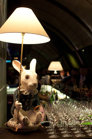 Символ ресторана White Rabbit.