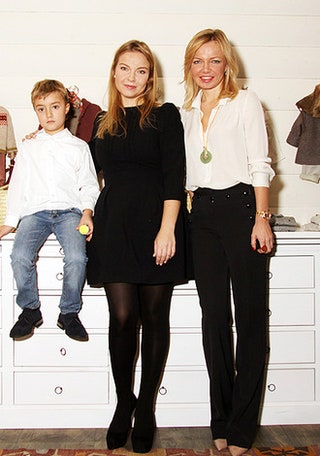 Марина Костина с сыном и Анна Андронова.
