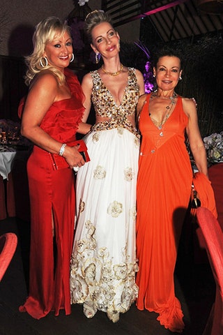 Ливанская принцесса Захира и Алена Соболева с подругой Ириной.