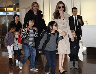 Брэд и Энджи с детьми в аэропорту Haneda  накануне.