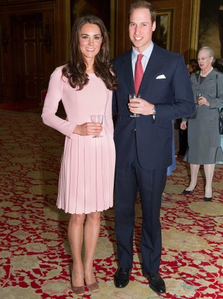 ... и в том же платье пару недель назад на вечере Виндзорском замке с принцем Уильямом.