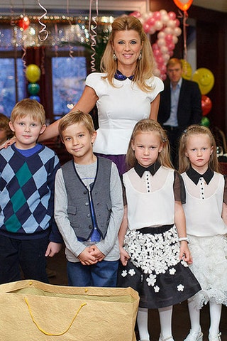 Оксана Максимова с маленькими героями праздника.