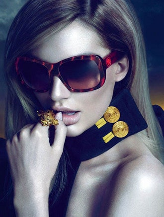 Sexy Кэндис Свэйнпоул в очках Versace