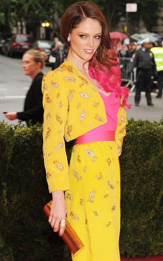 Коко Роша в винтажном костюме Givenchy.