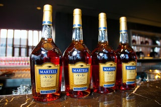 В ожидании премьеры публика угощалась напитками на основе Martell.