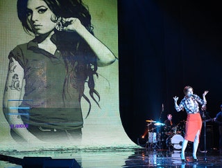 Юлия Савичева своим выступлением почтила память Эми Уайнхаус блестяще исполнив песню Rehab.