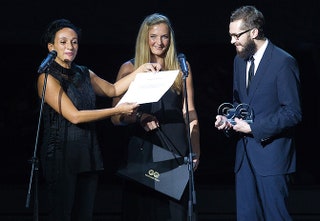 Айдан Салахова вручает cпециальную награду  «Успех» от ароматов Hugo Boss Григорию Добрыгину.