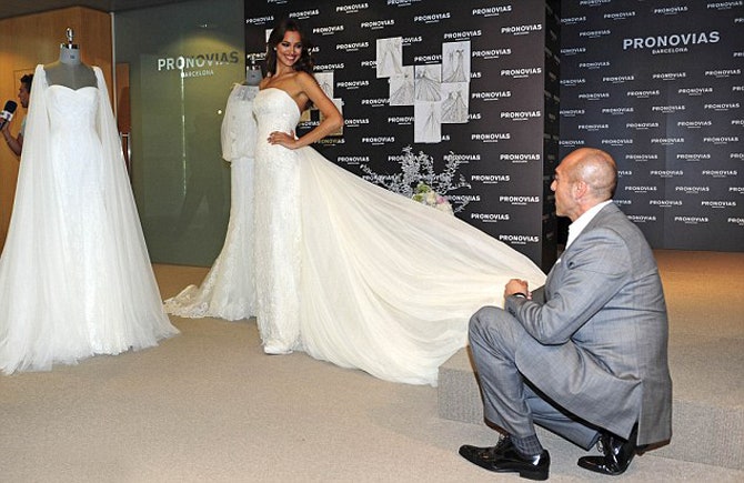 Ирина Шейк примерила свадебное платье