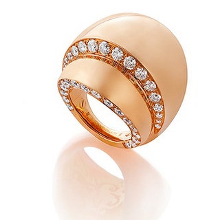 Кольцо из розового золота с белыми бриллиантами.